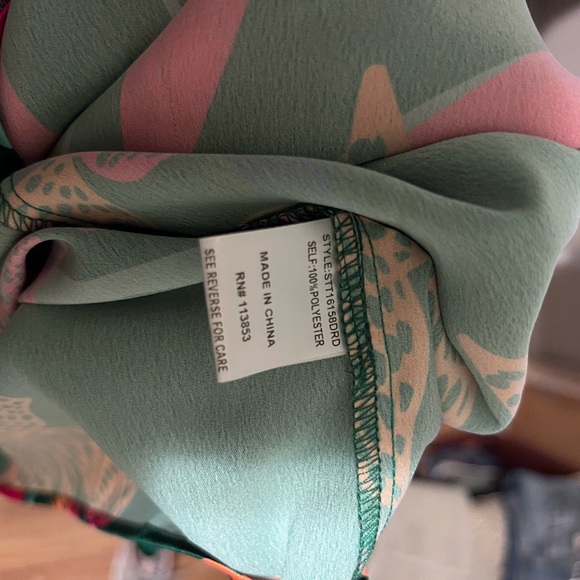 AVARA square neckline tropical printed blouse with puffy sleeves - Picture 9 of 11